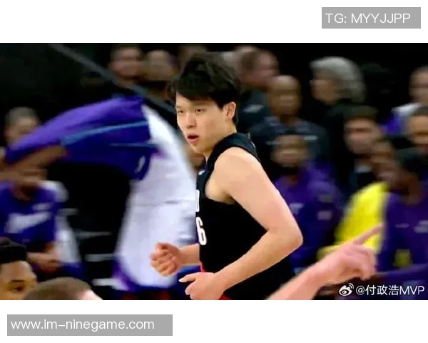 杨瀚森在防挡拆时沉退过多对抗明星后卫显得力不从心